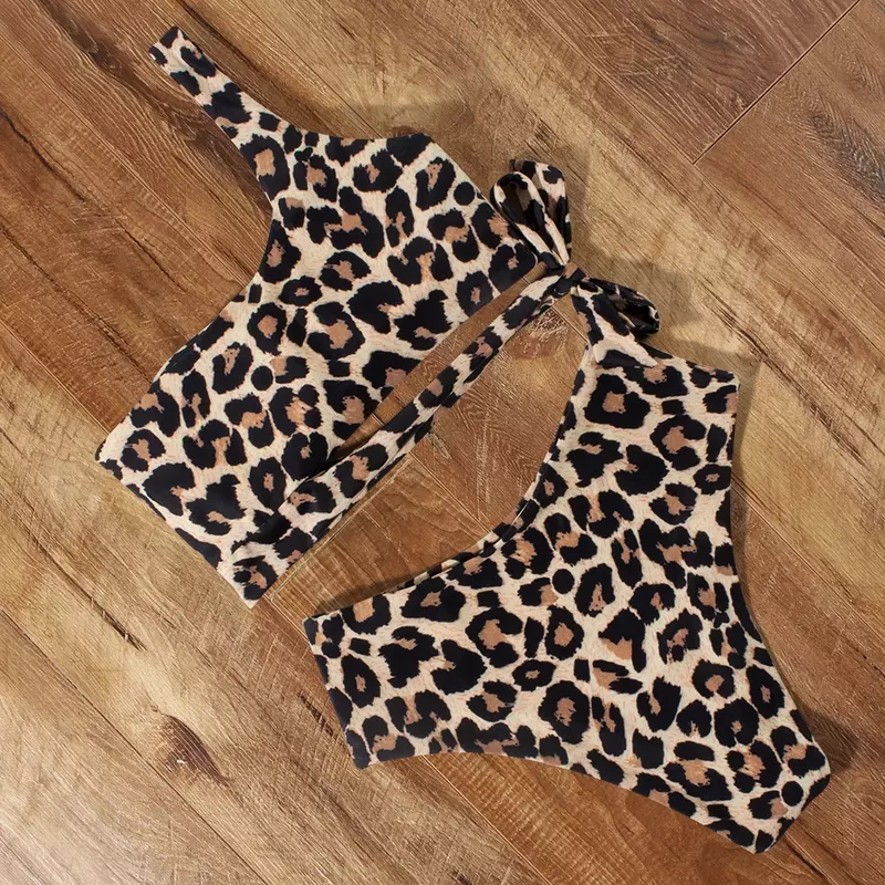Bikini con realce para mujer, traje de baño Sexy con un hombro al aire, conjunto de Bikini de cintura alta con estampado de leopardo, 2024