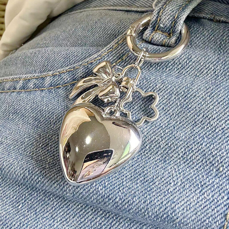سلسلة مفاتيح يدوية الصنع على شكل قلب كبير ، حلقة مفاتيح من البلاستيك الفضي اللون ، ديكور السيارة وحقيبة اليد