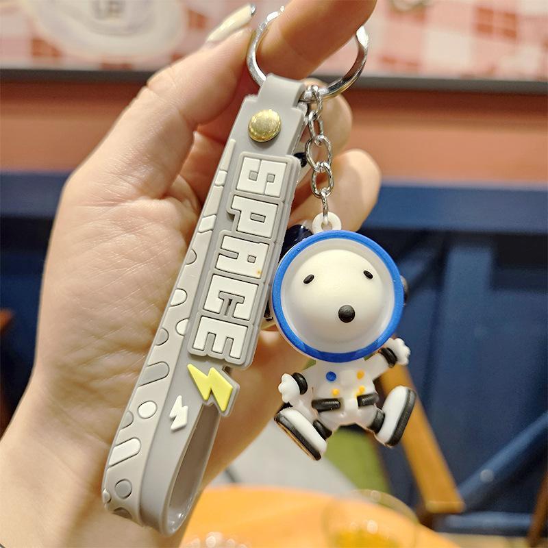 سلسلة مفاتيح من الفول السوداني Kawaii Snoopy ، مساحة كرتونية ، تصميم رائد فضاء ، قلادة دمية ، إكسسوارات حقيبة ظهر للطلاب لطيفة ، سلسلة مفاتيح للأزواج
