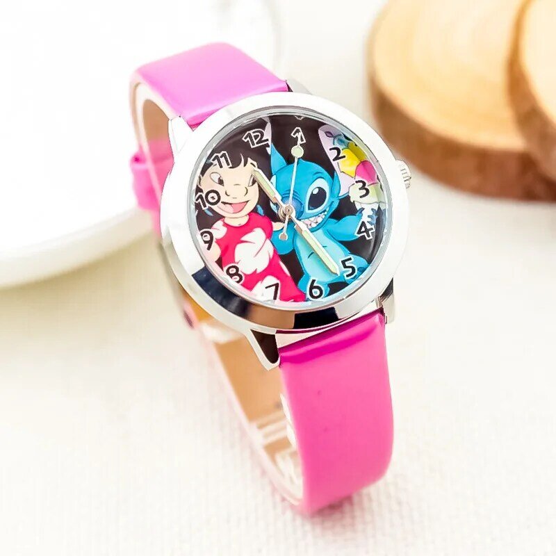 ใหม่นาฬิกา Disney Stitch สำหรับเด็กสาย PU เรืองแสงนาฬิกาควอตซ์การ์ตูนอะนิเมะ Jam Tangan elektronik kado ulang tahun เด็กหญิงเด็กชาย