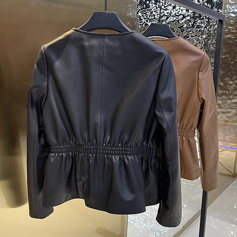 Куртка женская демисезонная короткая из экокожи с круглым вырезом и поясом