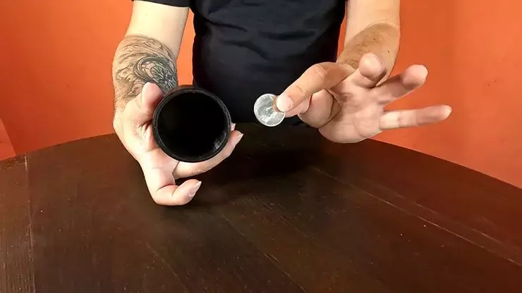 The Vase by Alejandro Estepa -Magic tricks