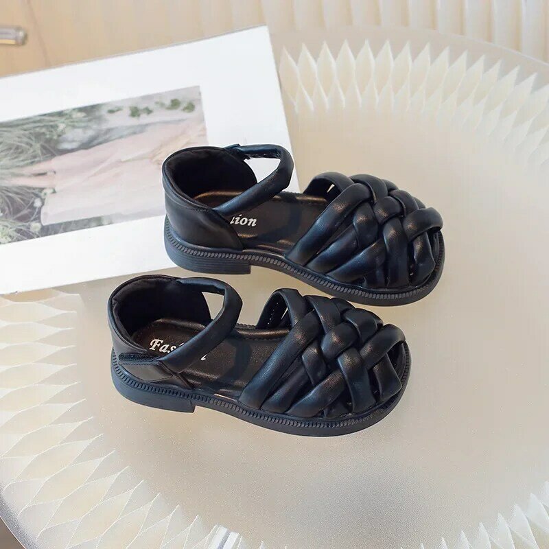 Nowe dziecięce sandały jednokolorowe dziewczęce letnie buty modne w stylu plecione dla dzieci przyczynowe plażowe rzymskie sandały na płaskim obcasie miękkie pokryte palcami