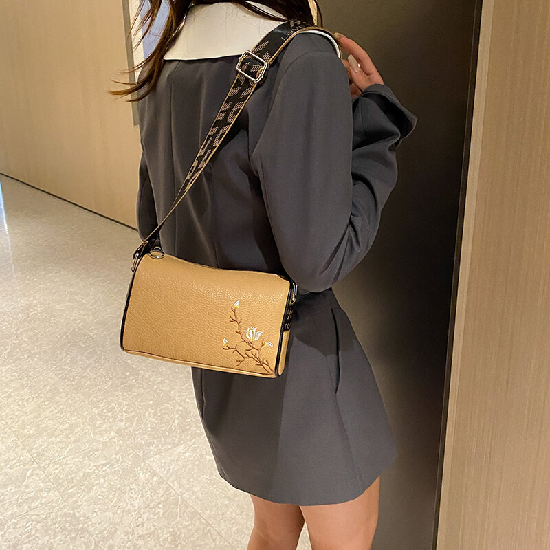 Женская сумка, распродажа 2023, Высококачественная Осенняя Новая Универсальная Корейская сумка через плечо из искусственной кожи с вышивкой