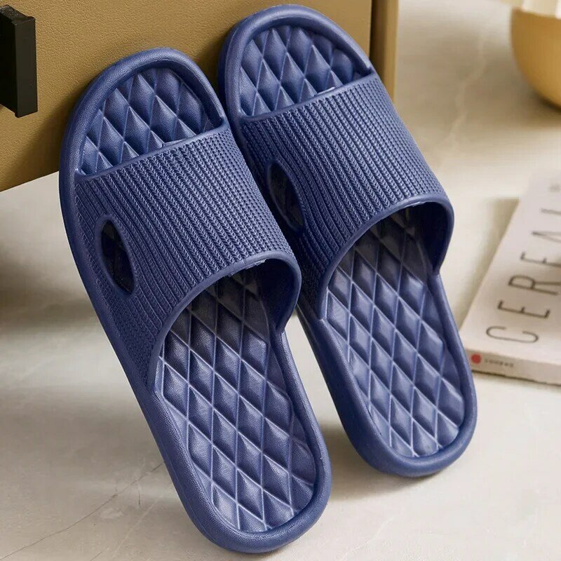 Sandal datar pasangan, sepatu sandal kamar mandi anti selip dalam ruangan musim panas lembut warna Solid untuk pria wanita