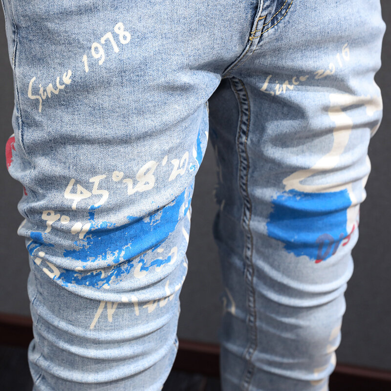 Jeans Pria Fashion Jalanan Tinggi Jeans Gambar Grafiti Biru Muda Retro Celana Panjang Ketat Pria Celana Denim Desainer Hip Hop Hombre