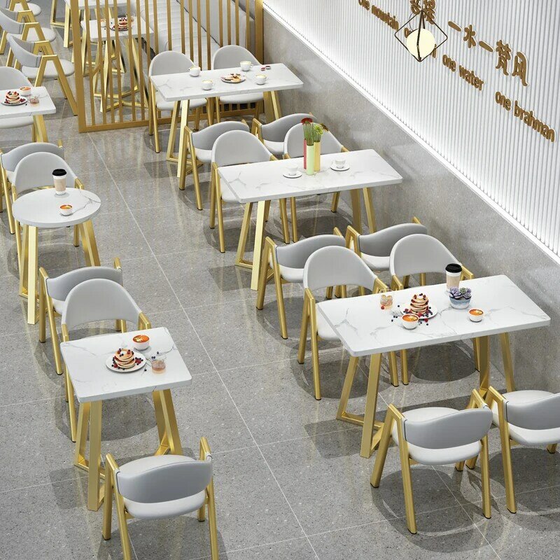 طاولات قهوة مصممة من الصلب ، أرضية ذهبية ، طاولة قهوة بيضاء بسيطة ، أثاث مطعم وفندق ، مصمم مربع