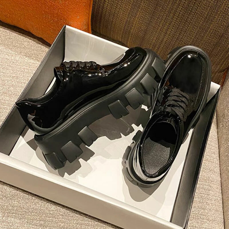 Lakierowane sznurowane mokasyny 2023 czarne małe skórzane buty podwyższające gruba podeszwa trampki dla kobiet