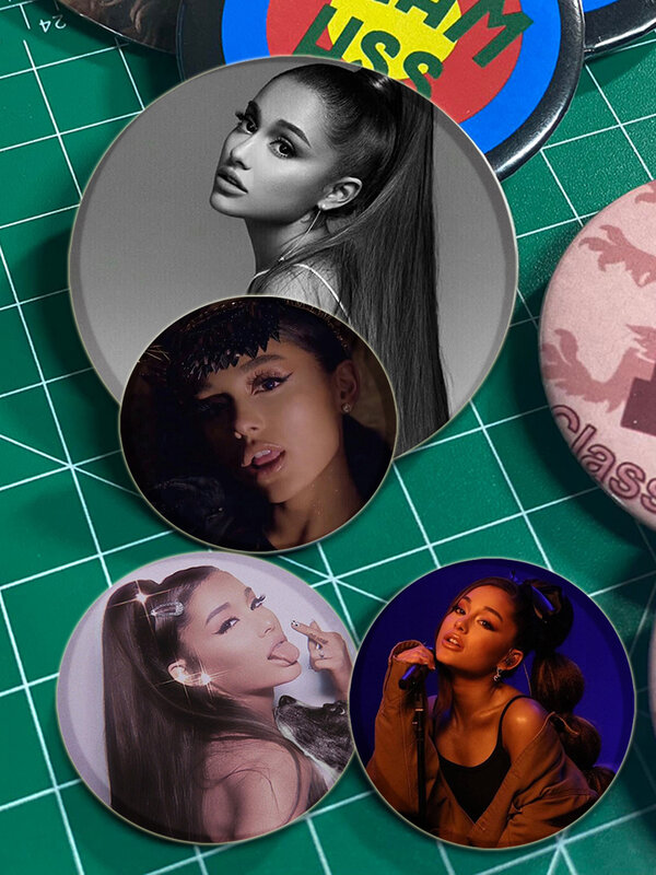 Pinos e broches de esmalte plástico redondo, Ariana Grande Pin para mochilas, Cartoon Figure Badge, Presentes Criativos, 32mm, 44mm, 58mm