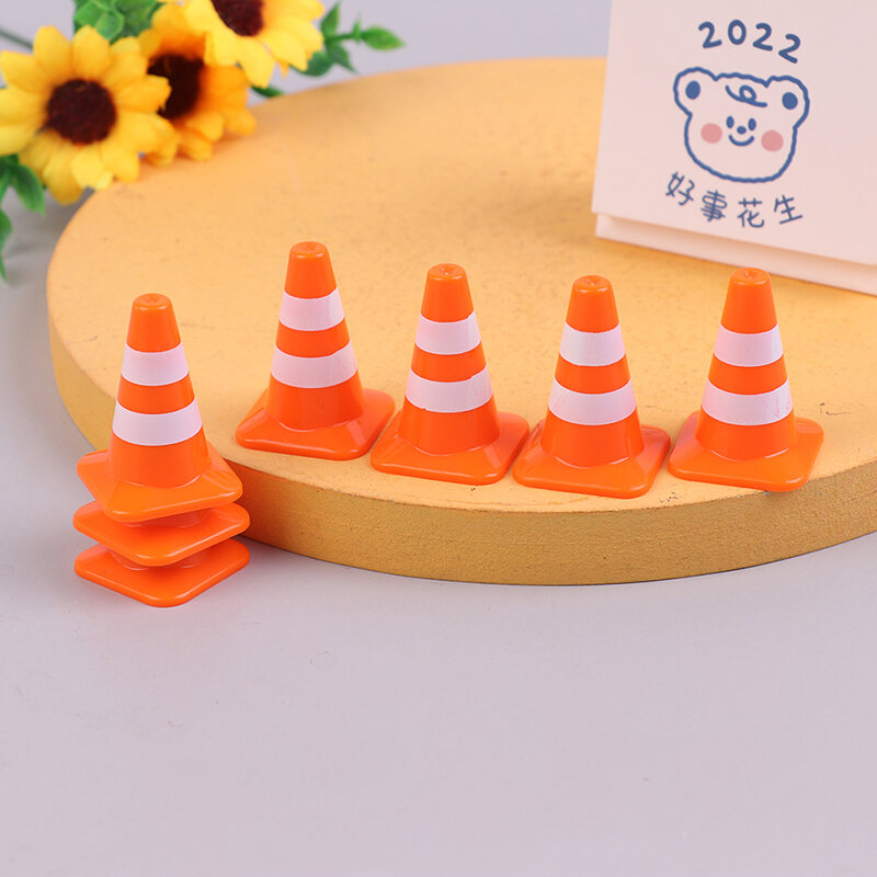 Mini conos de tráfico de plástico para niños, señales de bloqueo de carretera de entrenamiento, juguete educativo DIY, Decoración de casa de muñecas, 7 piezas