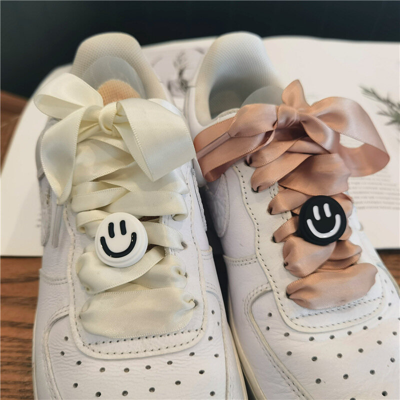 Scarpe da Skate ciondoli per scarpe accessori piccole scarpe bianche Cartoon Cute Cat Paw Cute Smiley Letters Canvas Shoelace Decorations