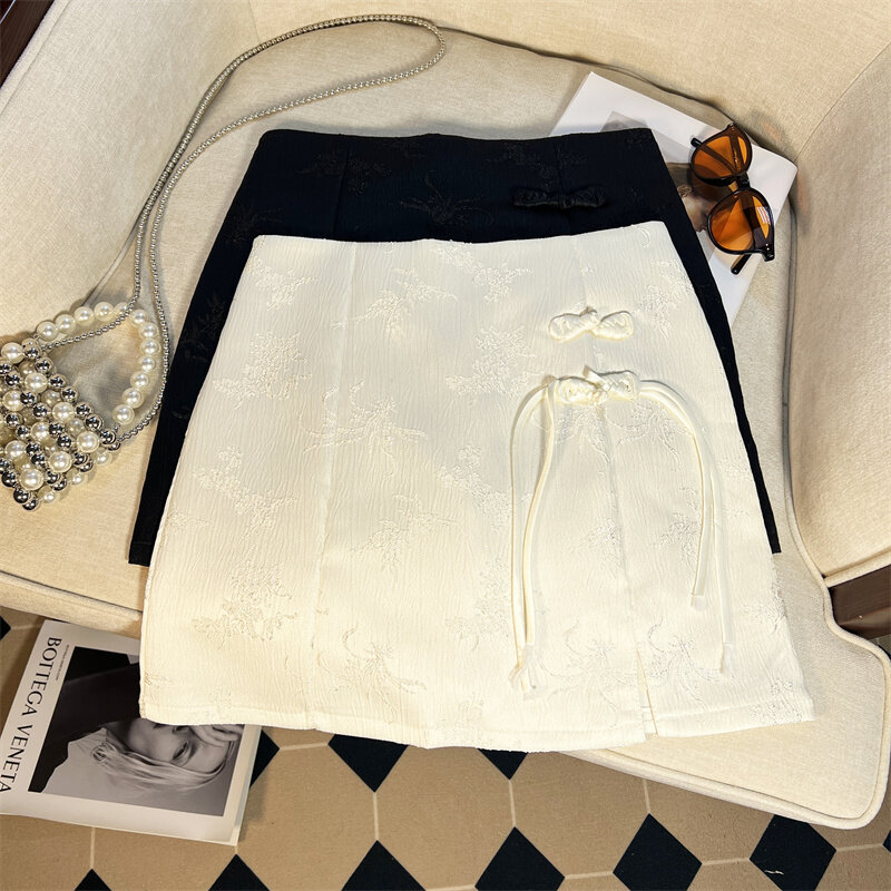 Mini-saia jacquard retrô feminina, cintura alta, estilo chinês elegante, linha A, saia curta, vintage, preta, de botões, branco, verão, 2024