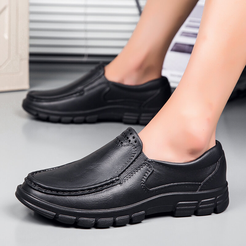 Scarpe da cuoco impermeabili scarpe Casual in pelle da uomo scarpe da guida da lavoro resistenti all'olio in rete leggera Slip on EVA Plus Size 39-48