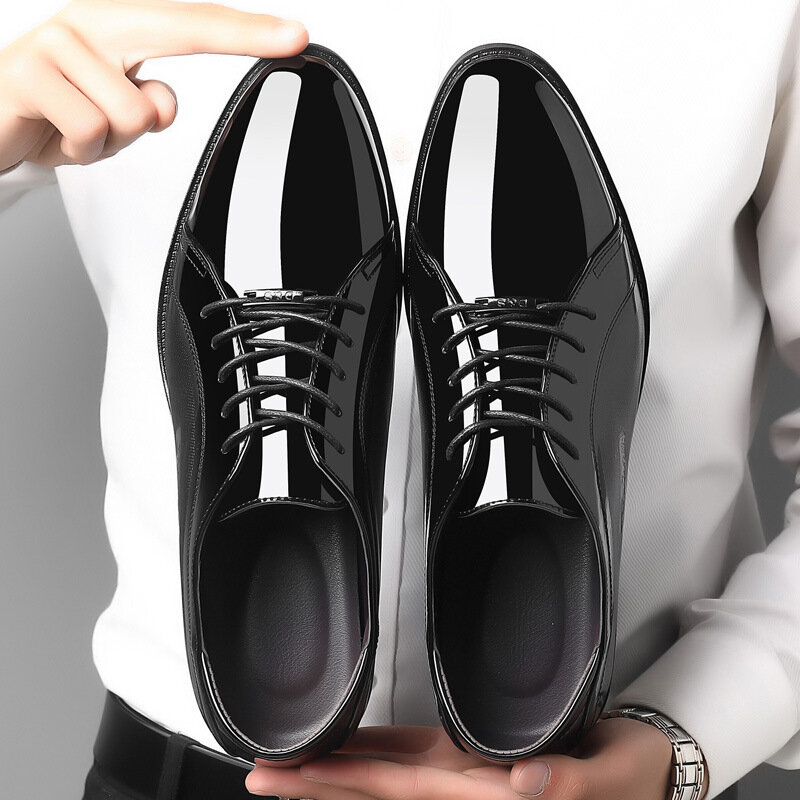 รองเท้าหนังสิทธิบัตรคุณภาพของผู้ชายรองเท้างานแต่งงานสีน้ำตาลขนาด38-48สีดำนุ่มหนังรองเท้าชุดเดรสสำหรับผู้ชาย2024ใหม่