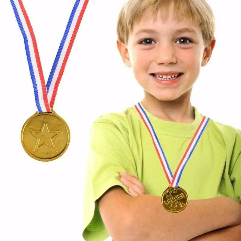 10 stücke Kind Goldmedaillen Kunststoff simulierte Gewinner Award Medaillen mit Band Kinder Party Sport Spiel Preis Auszeichnungen Foto Requisiten