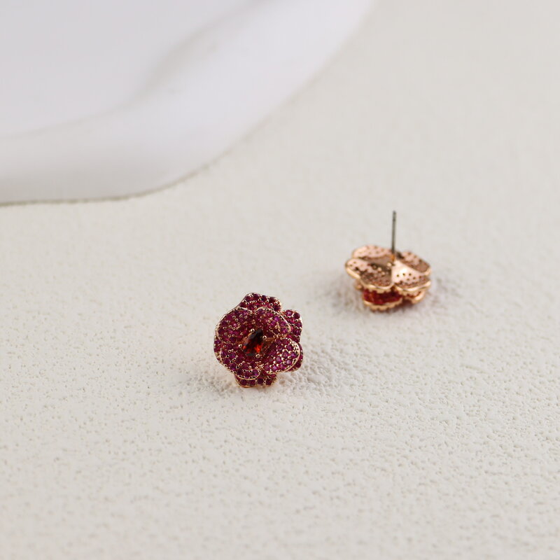 Luxurytreasure pendientes con incrustaciones de circonita roja Rosa tridimensional, pendientes de flores simples y a la moda, lujo ligero