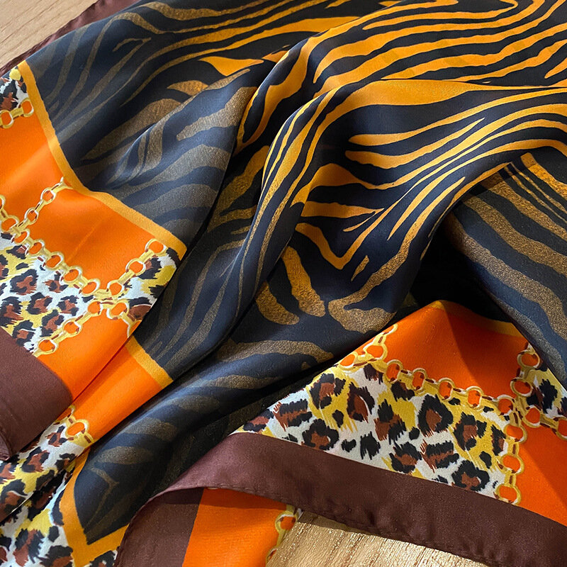 Quadrado pescoço cachecóis para mulheres, xale de cetim, estampa leopardo, envoltório de seda, lenço, faixa de cabelo praia, bandana feminina, novo design