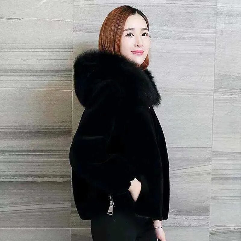 女性のイミテーションシープションドローベルフード付きコート、韓国のルーズファージャケット、厚い暖かいフェイクフォックスカラーのオーバーコート、秋と冬