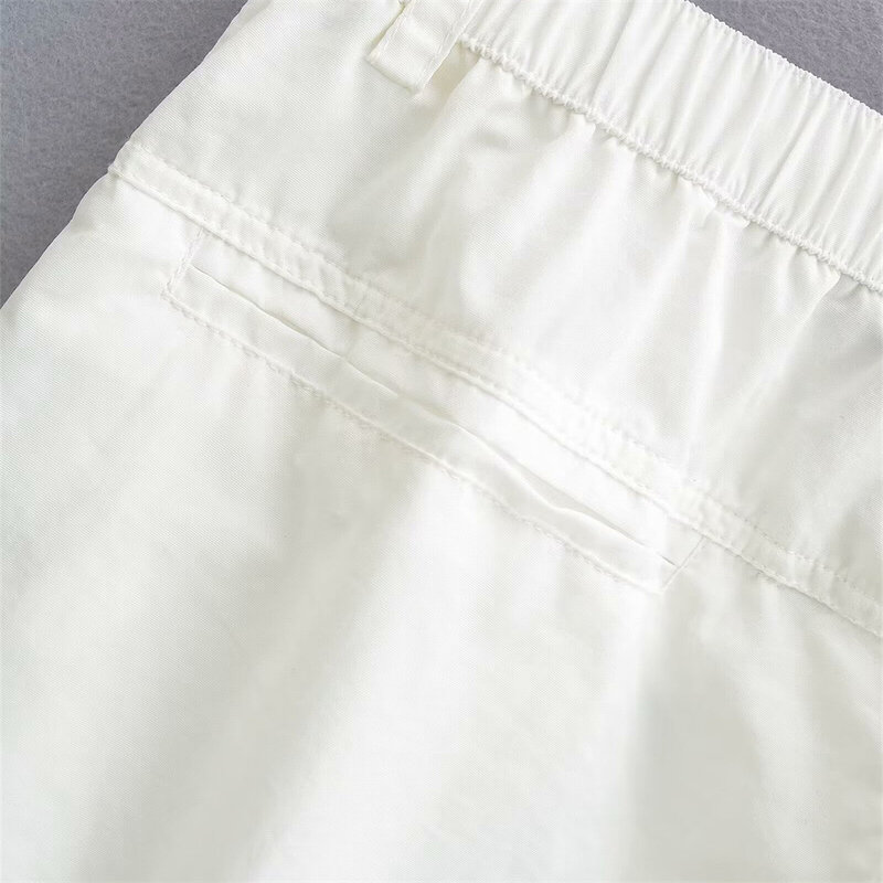 新しいカジュアルな白いプリーツパンツ