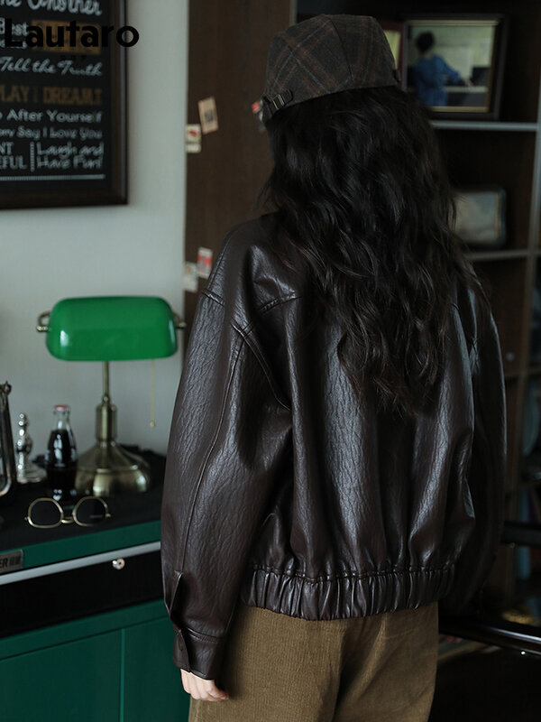Lautaro 용수철 가을 멋진 멋진 짧은 다크 브라운 하드 PU 가죽 재킷, 긴팔 지퍼, 럭셔리 디자이너 의류, 2024