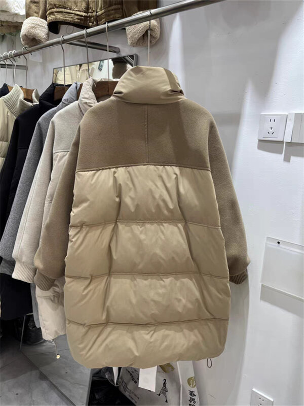 Design di giunzione in tessuto di lana, piumino di media lunghezza, nuova giacca di peluche 90 allentata e ispessita invernale da donna