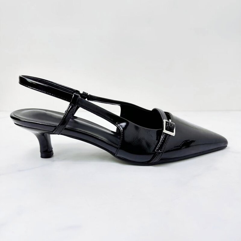 Neue Damenschuhe mit schwarzen Schnallen, träger losen Schuhen, spitzen Gürtels chn allen und flachen Sandalen.