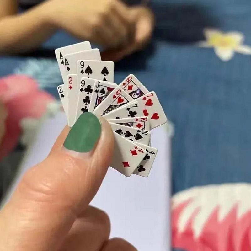 1.5*1 Minispiel Poker Mini tragbare Haus Spielkarten Puppe Zubehör Heim textilien kleine Party Poker Kartenspiele