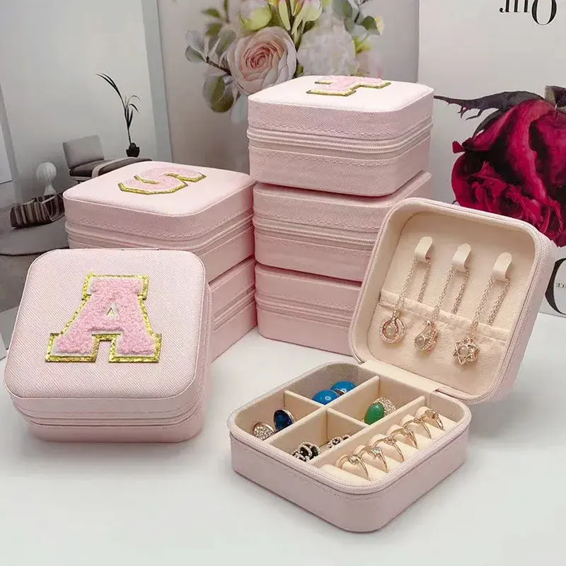 Mini caja de almacenamiento de joyas para dama de honor, estuche de joyería de viaje con letras iniciales con nombre, caja de fiesta de cumpleaños, regalo del Día de la madre