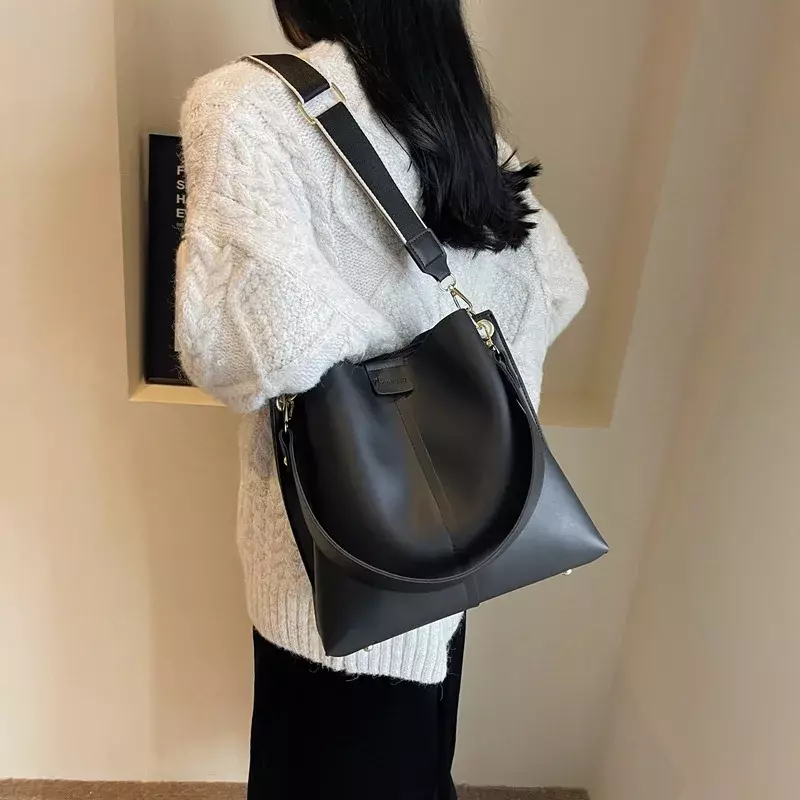 Handbags Women's 2024 New Fashion All-Match Bucket Niche Commuter Advanced Texture Solid Color Single-Shoulder Bag