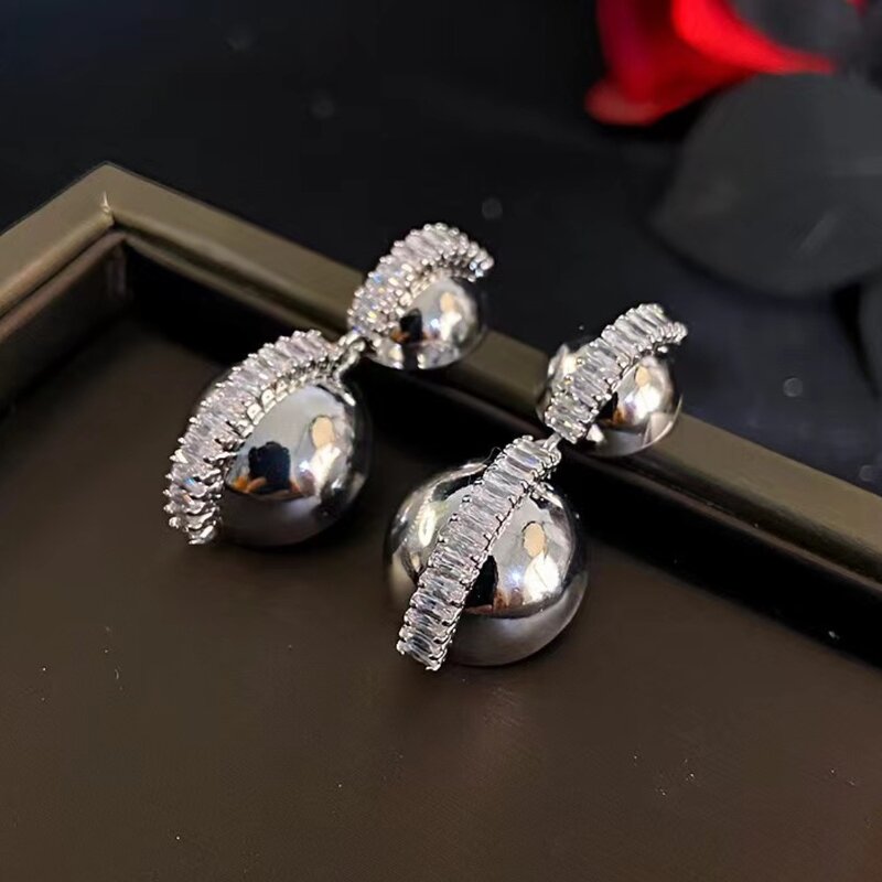 Роскошные женские серьги премиум класса, серебристые металлические подвески в форме шара, сверкающие циркониевые очаровательные женские ювелирные изделия, дизайнерские серьги в металлическом стиле