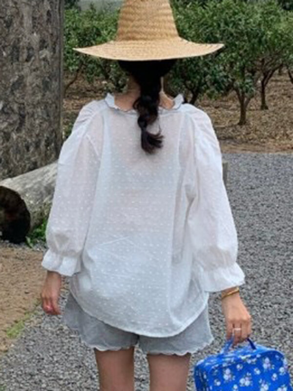 เสื้อคอวีแขนยาวมีระบายสำหรับผู้หญิงเสื้อลำลอง MODE Korea เสื้อยืดปักลายลายจุดเสื้อยาวสีขาวโปร่งใหม่2024ฤดูร้อน