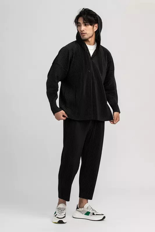 Miyake กางเกงผู้ชายขาสามส่วนอัดพลีทสำหรับผู้ชาย, เสื้อผ้าทรงดินสอสีดำคร็อปแพนท์แนวสตรีทกางเกงขายาวระดับข้อเท้าสไตล์ญี่ปุ่น