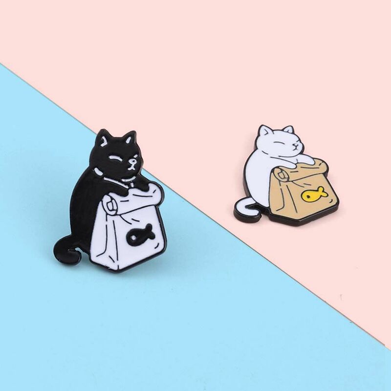 Ładny plecak znaczek przypinka broszka na kołnierz biżuteria akcesoria czarne białe koty broszka z klapą emaliowana broszka kot broszka