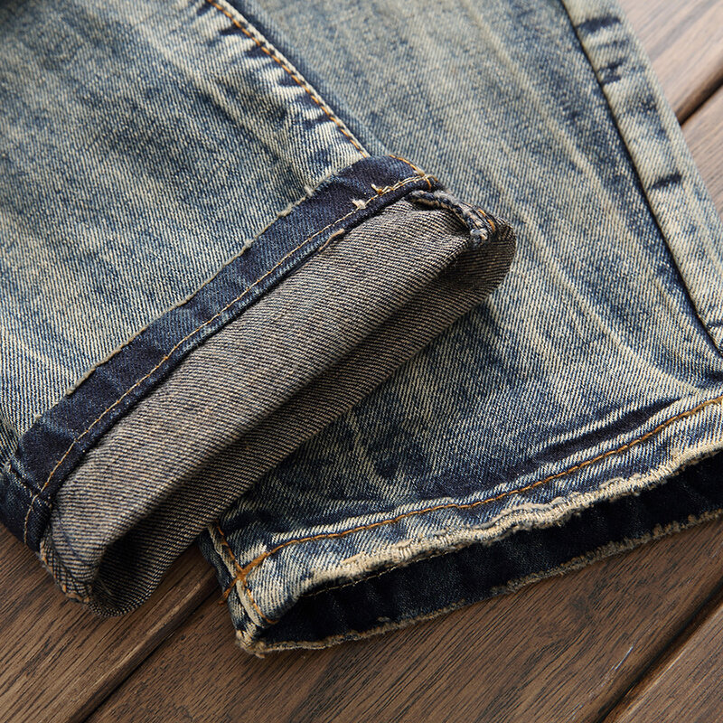 Męskie haftowane naszywki z niebieskie dżinsy w stylu Vintage kieszenie guziki spodnie Retro nie rozciągliwe dopasowanie proste spodnie