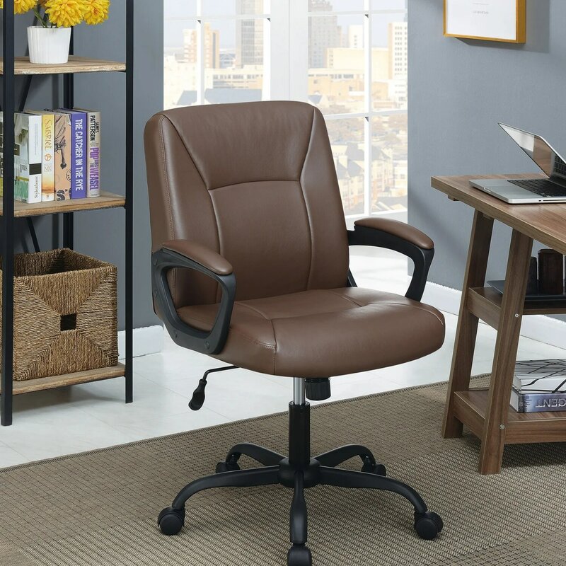 Brązowe krzesło biurowe o regulowanej wysokości z wygodnymi wyściełanymi podłokietnikami i stylowym wyglądem zapewniającym maksymalny komfort i wsparcie podczas
