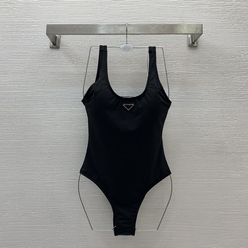แบรนด์หรู LOGO logam สามเหลี่ยมชุดว่ายน้ำชิ้นเดียวของผู้หญิงบางเซ็กซี่สายเอี๊ยมแบบเปิดแฟชั่นการออกแบบชายหาดวันหยุดพักผ่อน