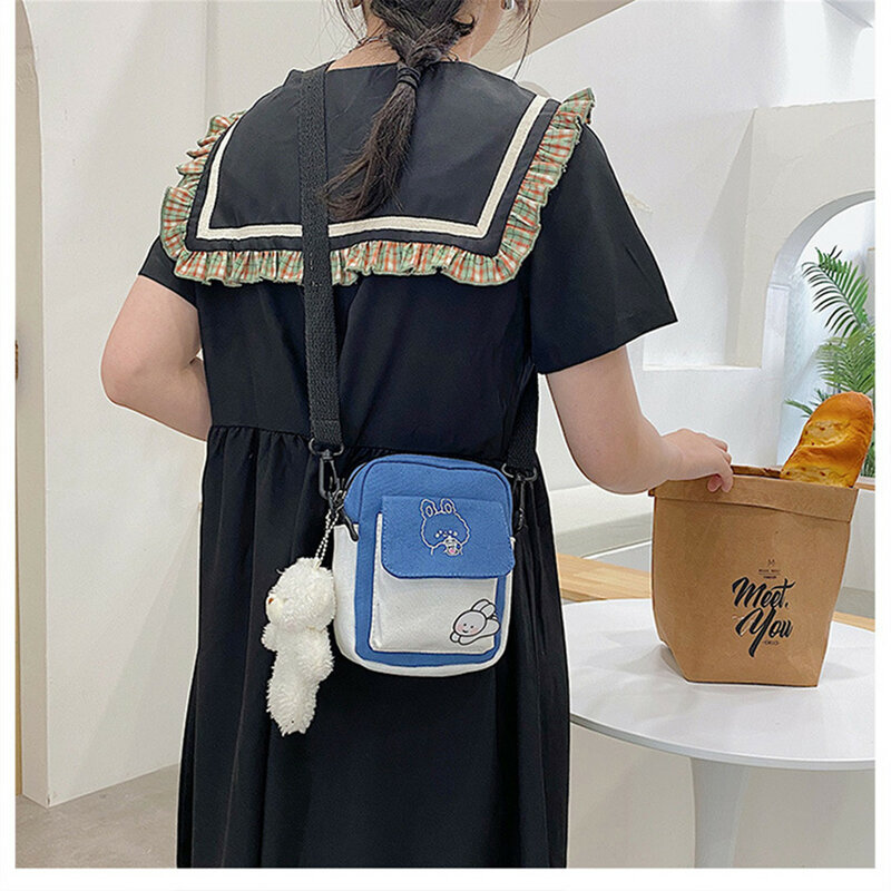 Bolso de hombro de lona para mujer, bandolera de moda coreana, pequeña con bandolera e insignia colgante, novedad de 2024