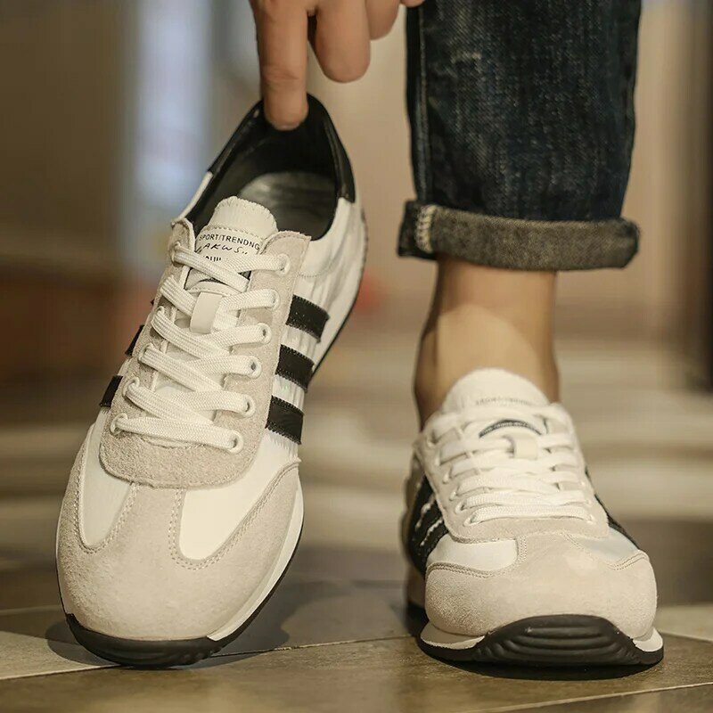 รองเท้าบุรุษแฟชั่นรองเท้าวิ่งลำลองอเนกประสงค์, รองเท้าวิ่งกีฬาฤดูร้อนใหม่2024รองเท้าอินเทรนด์สีขาวเล็กๆนุ่ม