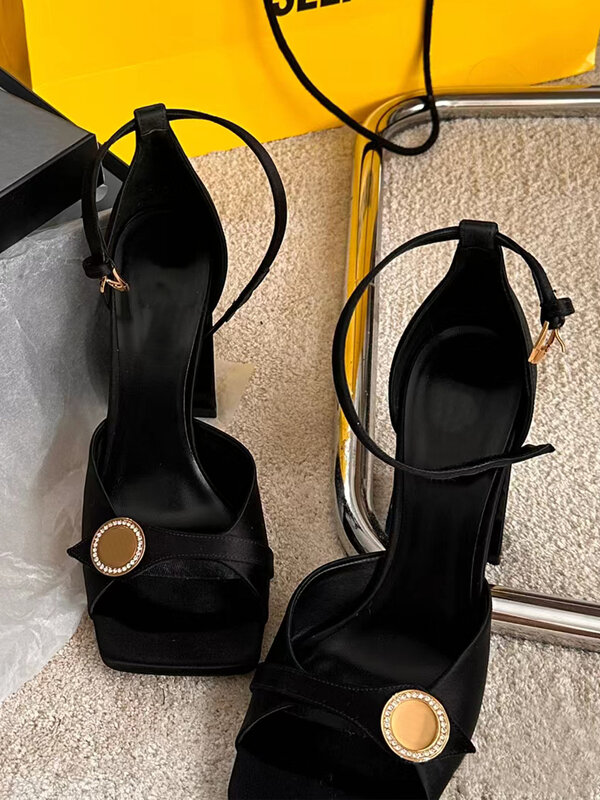 Sandales noires à talon optique ouvert pour femmes, carré d'été, sexy, sangle en métal, talons hauts, creux, chaussures à la mode, 2024