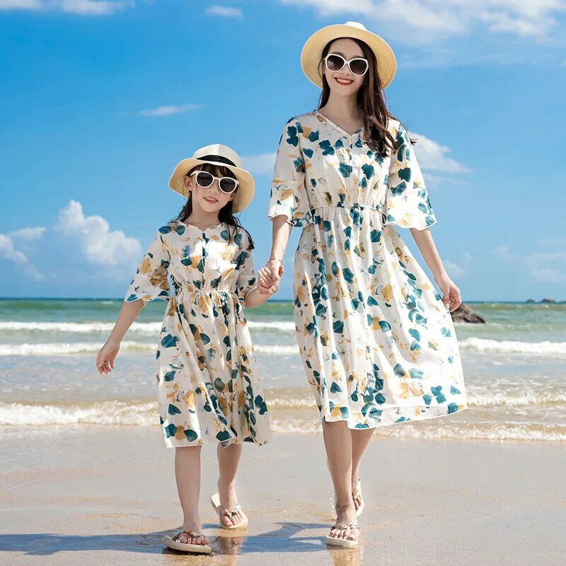 ชุดจับคู่ครอบครัวชายหาดฤดูร้อน-เสื้อดอกไม้และกางเกงขาสั้นสำหรับลูกสาวแม่และลูกชายของพ่อ