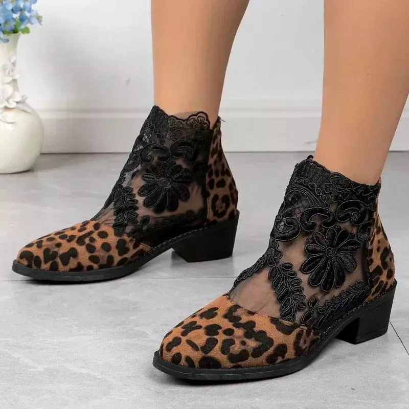 Botas cortas con estampado de leopardo para mujer, zapatos de moda con cordones florales, punta redonda, tacón cuadrado y cremallera trasera, novedad de 2024