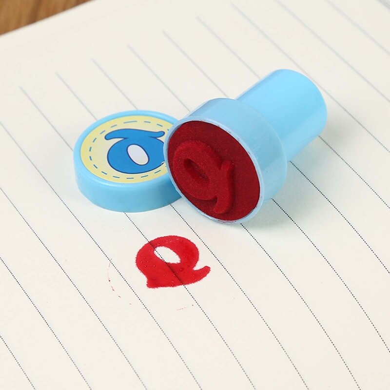 26 buah huruf alfabet bulat cap segel DIY scrapbook piring bantalan tinta Stamper untuk hadiah anak-anak warna acak