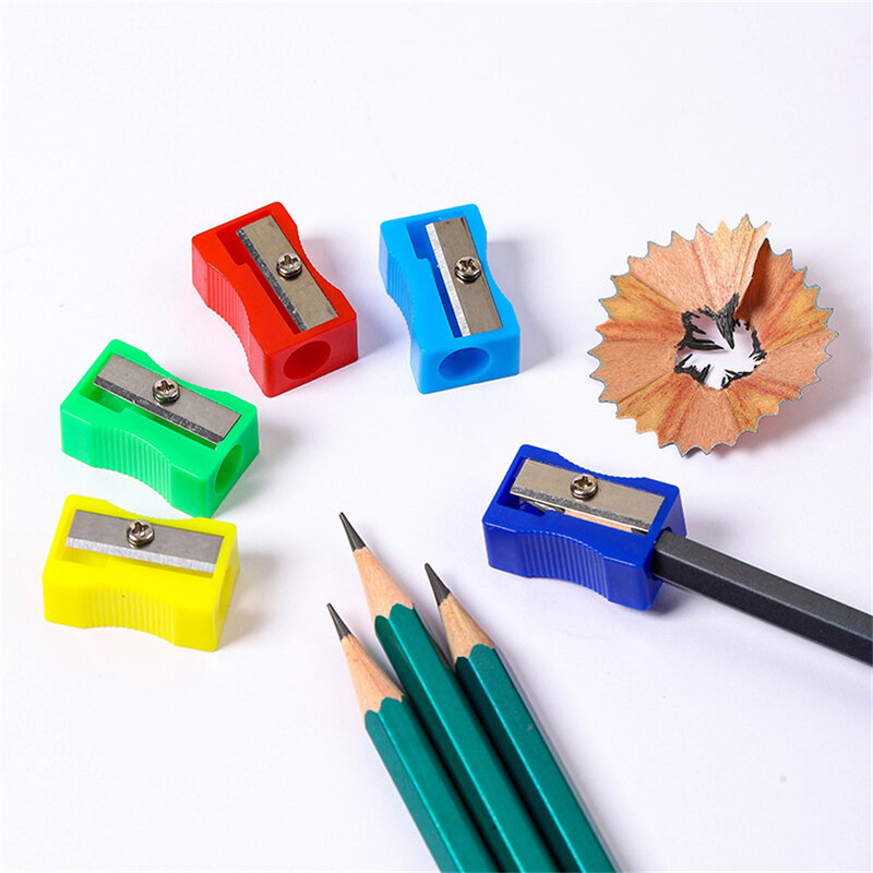 Портативная пластиковая мини-точилка для карандашей с одним отверстием случайного цвета, рандомные школьные принадлежности