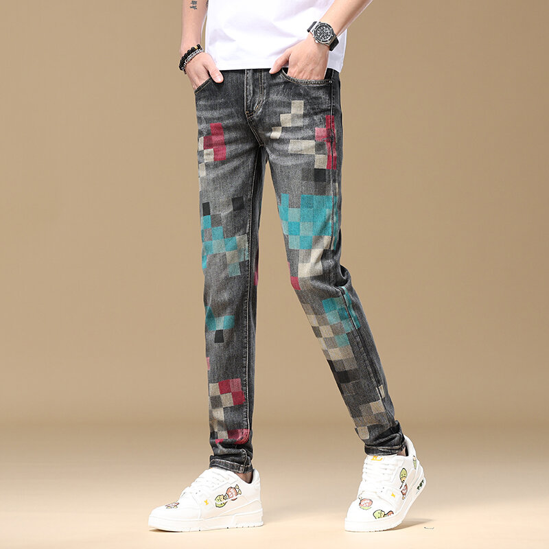 Celana jeans desain cetak mosaik modis untuk pria, celana denim unik jalanan tren kaki kecil pas badan melar musim panas