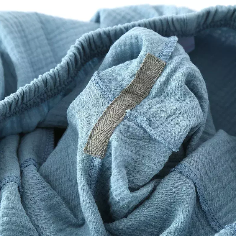 ชุดนอนผ้าเครปผ้าโปร่งกระดุมสองเม็ดสำหรับผู้ชายชุดนอนกางเกงทรงกระบอกสีทึบทรงหลวมขนาดใหญ่สี่ฤดูกาล