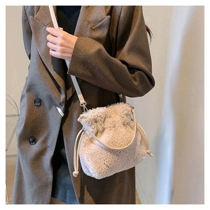 Borsa a tracolla in peluche moda per donna borse in tinta unita borsa a tracolla con coulisse in lana di agnello autunno e inverno 2024