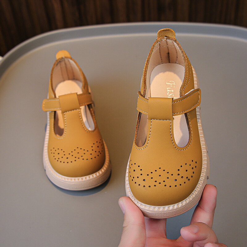 Sapato de couro feminino de cor sólida, sapato oco, gancho e laço, sapatilhas estilo britânico, andar suave, moda infantil, novo, 2024