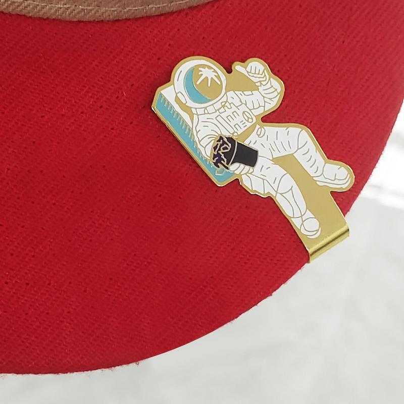 Znaczniki do piłek golfowych znacznik piłki golfowej spinka do kapelusza ozdobna plakietka z klipsem astronauty spinka do kapelusza ozdoba kapelusza dla golfistek mężczyzn