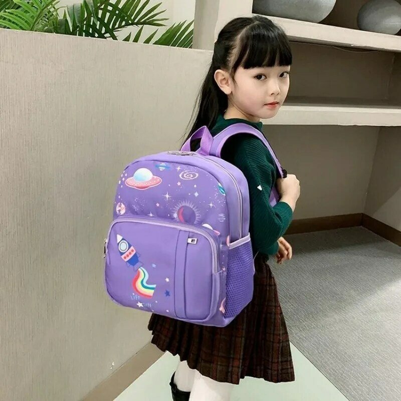 กระเป๋านักเรียนอนุบาล2024ใหม่กระเป๋าเดินทางแฟชั่นสำหรับเด็กและเด็กหญิงอายุ3-6ปีกระเป๋าลายการ์ตูนน่ารักเด็ก