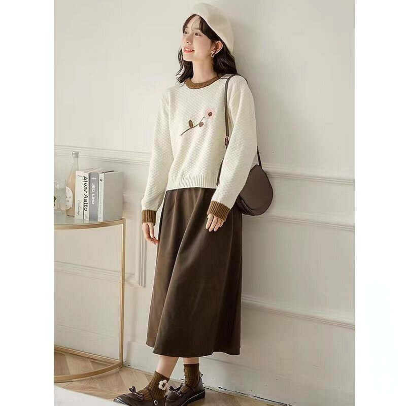 College Style Embroidery Bottoming Sweater Women's Fall and Winter 2023 New Retro Short Section Inside and Outside with Knitwear